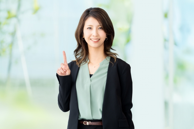生活設計シミュレーションをしてくれる女性のビジネスパーソン