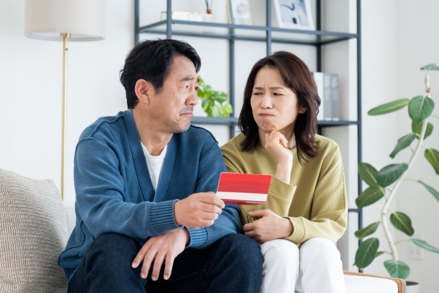 生活設計シミュレーションをする必要を考えている悩んだ顔をする夫婦