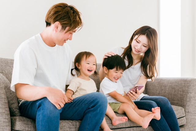 生活設計シミュレーションで笑顔を手に入れた若い家族