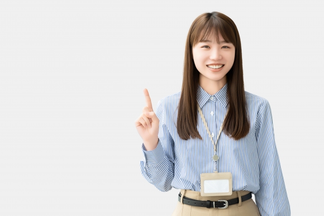 クレジットカードの支払いについての基本情報とリスクを注意する女性