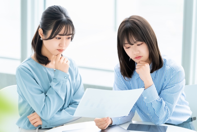 クレジットカードが支払い出来ない問題について考える二人の女性