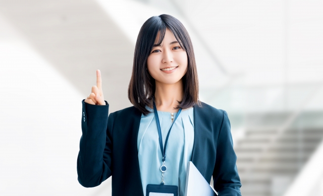 メリットを案内する女性