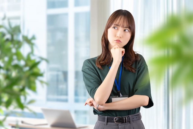 困った顔の女性
