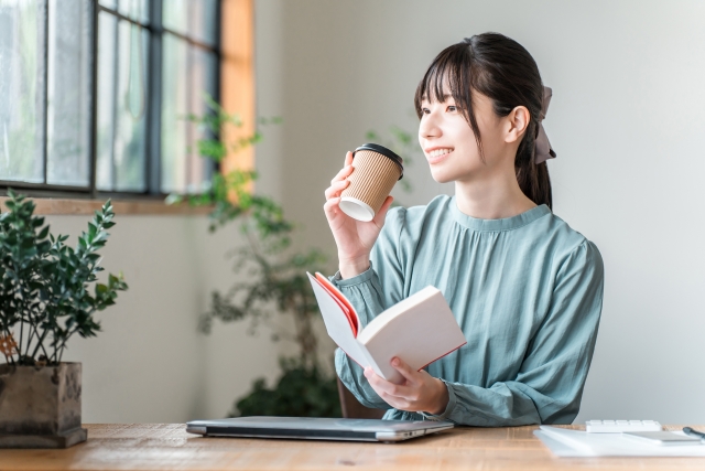 笑顔でホッとする女性