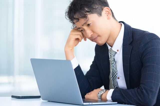 複数借金の返済に悩むビジネスマン