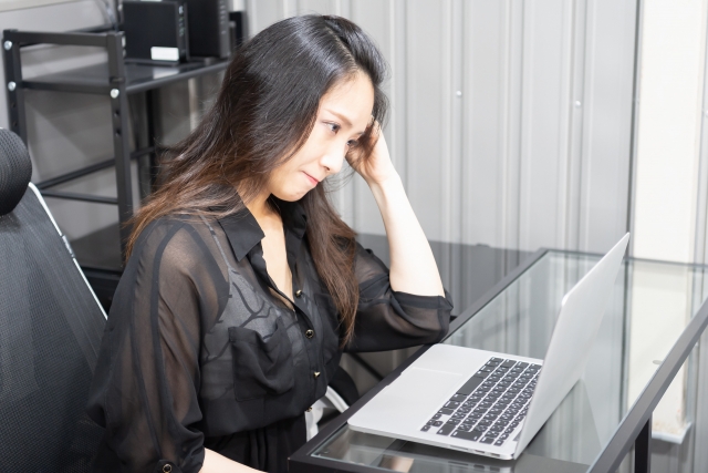リボ地獄に悩む女性