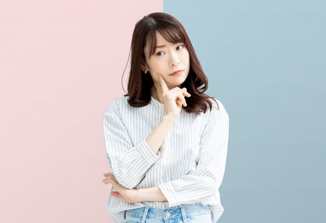 比較して悩む女性