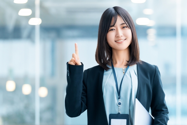 任意整理の仕組みや特徴を解説する女性